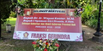Karangan bunga dari Fraksi Gerindra DPRD Bali kepada Wayan Koster dan Giri Prasta. -Balitopik.com