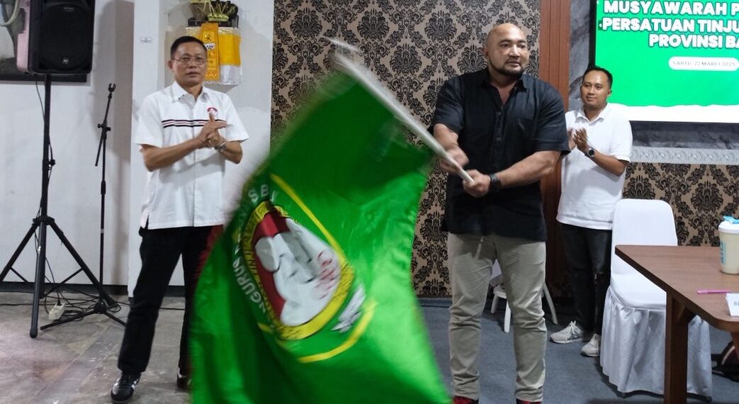 De Gadjah saat mengibar pataka usai ditunjuk jadi Ketua Pertina Bali. -IST