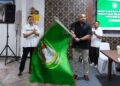 De Gadjah saat mengibar pataka usai ditunjuk jadi Ketua Pertina Bali. -IST