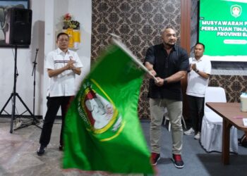 De Gadjah saat mengibar pataka usai ditunjuk jadi Ketua Pertina Bali. -IST