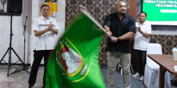 De Gadjah saat mengibar pataka usai ditunjuk jadi Ketua Pertina Bali. -IST