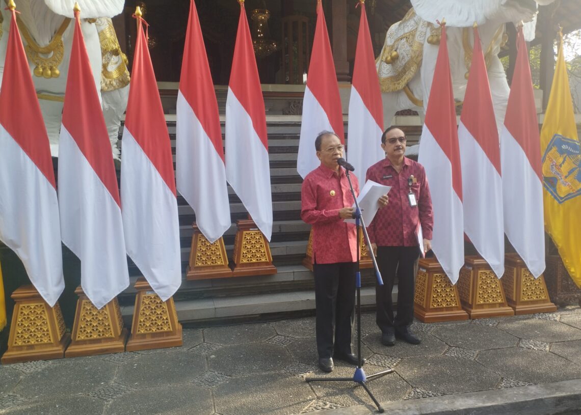 Gubernur Bali Wayan Koster didampingi Kadis Pariwisata Bali Tjok Bagus Pemayun saat membacakan SE Nomor 07 tahun 2025. -Balitopik.com
