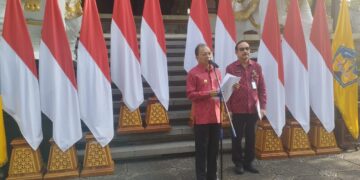 Gubernur Bali Wayan Koster didampingi Kadis Pariwisata Bali Tjok Bagus Pemayun saat membacakan SE Nomor 07 tahun 2025. -Balitopik.com