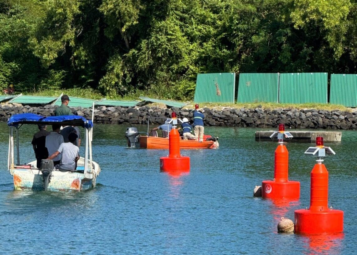 Proses pemasangan bouy pengganti pelampung pembatas laut di Laguna Serangan (6/3/2025). -Balitopik.com