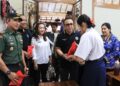 Walikota Denpasar, I Gusti Ngurah Jaya Negara saat meninjau pelaksanaan Program Makan Bergizi Gratis (MBG) di SMPN 1 Denpasar. -Humas Pemkot