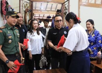 Walikota Denpasar, I Gusti Ngurah Jaya Negara saat meninjau pelaksanaan Program Makan Bergizi Gratis (MBG) di SMPN 1 Denpasar. -Humas Pemkot