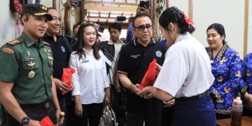 Walikota Denpasar, I Gusti Ngurah Jaya Negara saat meninjau pelaksanaan Program Makan Bergizi Gratis (MBG) di SMPN 1 Denpasar. -Humas Pemkot