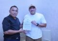 I Nengah Tambah saat menerima SK dari De Gadjah. -IST
