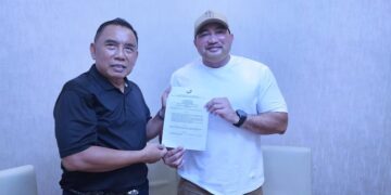 I Nengah Tambah saat menerima SK dari De Gadjah. -IST