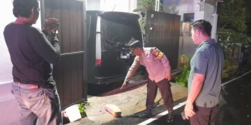 Pihak Polsek Kuta Selatan saat lakukan olah TKP. -Balitopik.com