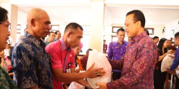 Sekda Dewa Made Indra saat memberikan sembako kepada PNS yang hampir pensiun. -Humas Pemprov Bali.