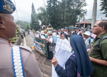 Biarawan dan biarawati Katolik saat bersama warga demo tolak proyek Geothermal di Ngada. -IST
