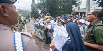 Biarawan dan biarawati Katolik saat bersama warga demo tolak proyek Geothermal di Ngada. -IST