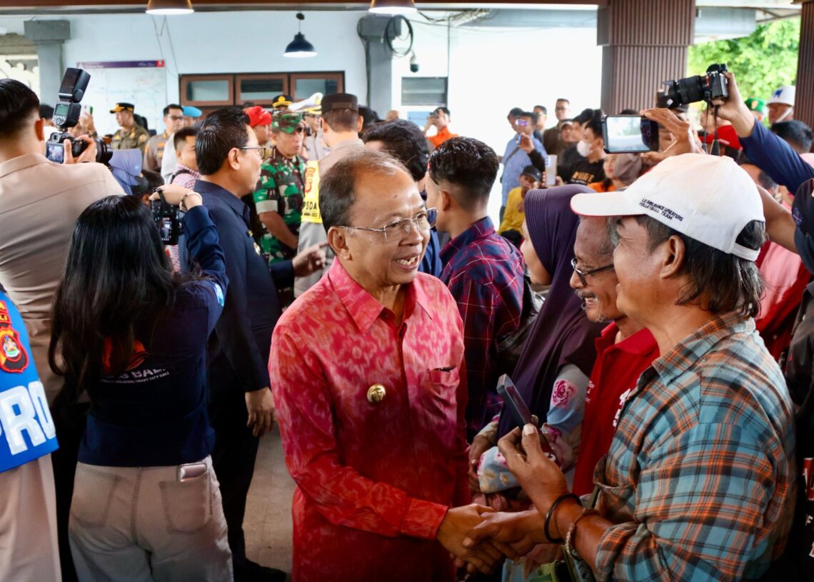 Gubernur Bali Wayan Koster saat melepas para pemudik. Balitopik.com