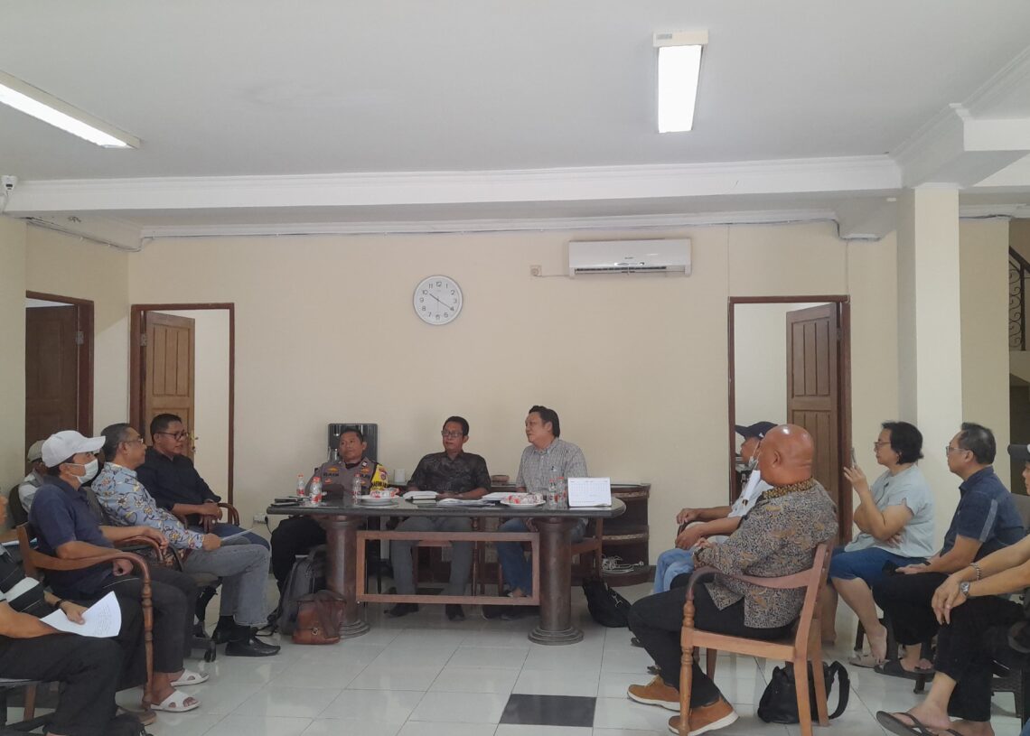 Suasana pertemuan warga Perumahan Puri Gading Jimbaran dengan pihakPT MSC sebagai developer. -Balitopik.com