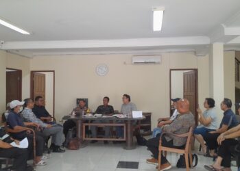 Suasana pertemuan warga Perumahan Puri Gading Jimbaran dengan pihakPT MSC sebagai developer. -Balitopik.com
