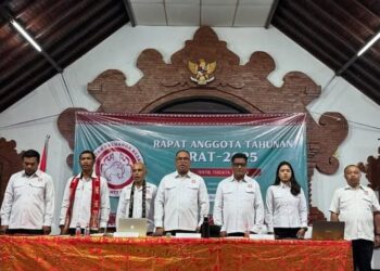 Herman Umbu Billy (tengah) dan Badan Pengurus Inti IKB Flobamora Bali saat pembukan RAT 2025. -Balitopik.com