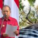 Kolase: Gubernur Bali Wayan Koster dan Pohon yang disakralkan di Bali. -IST