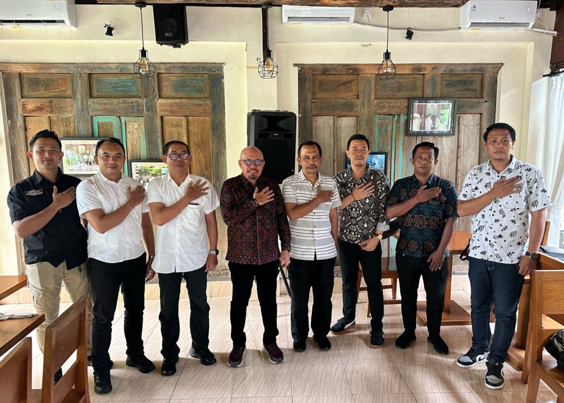 I Nyoman Oka Antara (empat dari kiri) dan Kasubdit I Ditintelkam Polda Bali beserta jajaran. -Balitopik.com