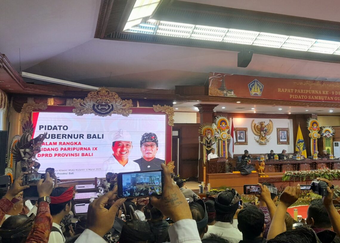 Suasa sidang paripurna istimewa dengan agenda pidato perdana Gubernur Bali Wayan Koster di DPRD Bali. -Balitopik.com