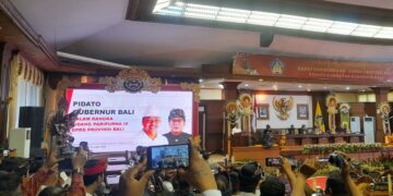 Suasa sidang paripurna istimewa dengan agenda pidato perdana Gubernur Bali Wayan Koster di DPRD Bali. -Balitopik.com