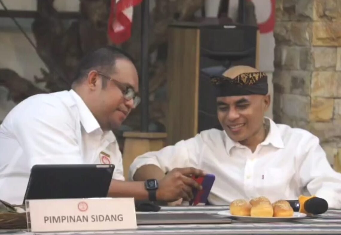 Ketua Umum dan Sekretaris Umum IKB Flobamora Bali. -Balitopik.com