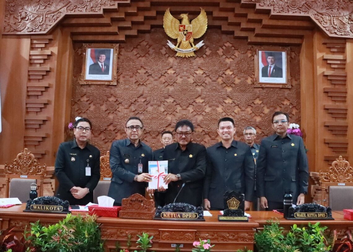 Walikota Denpasar I Gusti Ngurah Jaya Negara didampingi Wakil Walikota Denpasar I Kadek Agus Arya Wibawa saat menyerahkan RPJMD 2025-2030 ke Ketua DPRD Kota Denpasar I Gusti Ngurah Gede.