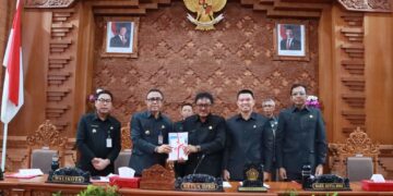 Walikota Denpasar I Gusti Ngurah Jaya Negara didampingi Wakil Walikota Denpasar I Kadek Agus Arya Wibawa saat menyerahkan RPJMD 2025-2030 ke Ketua DPRD Kota Denpasar I Gusti Ngurah Gede.