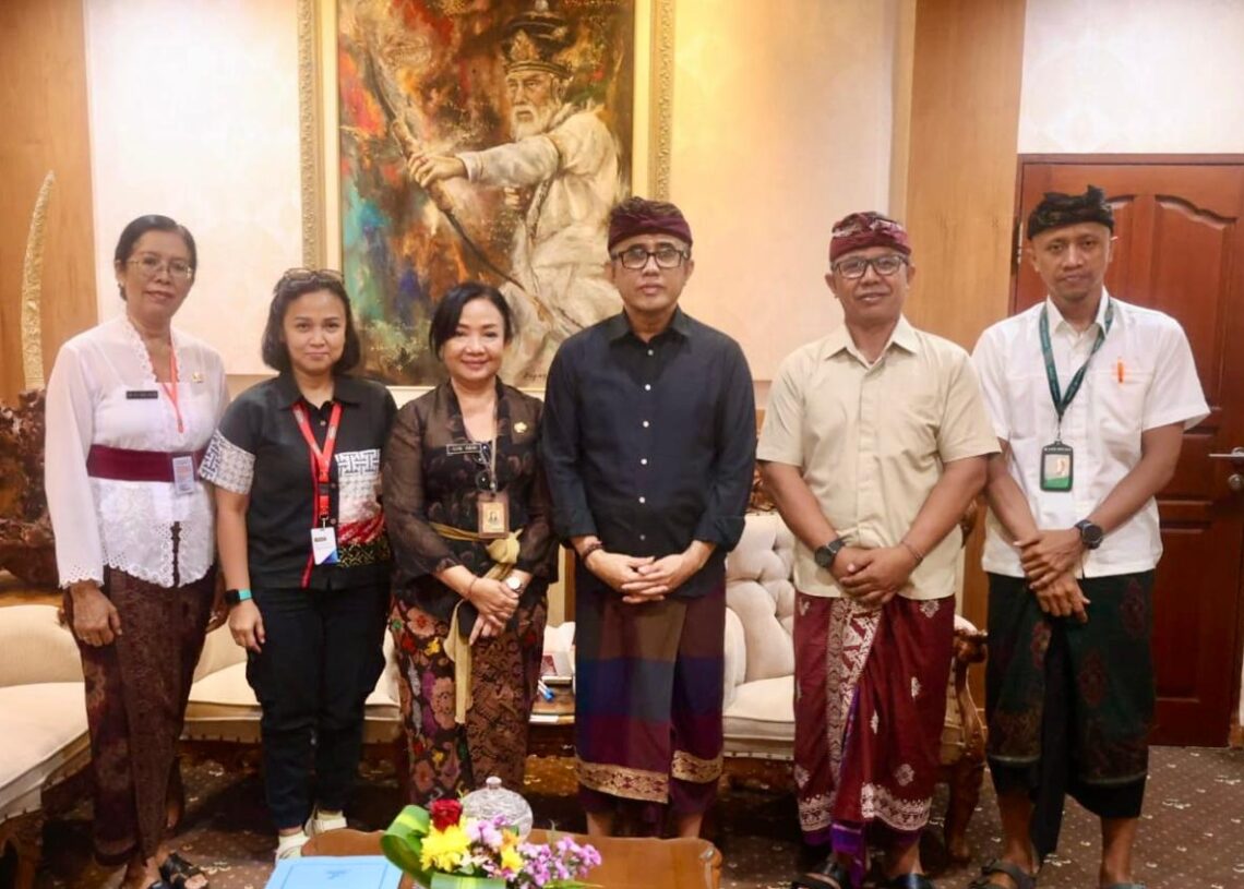 Wali Kota Denpasar, I Gusti Ngurah Jaya Negara (tengah) saat menerima audiensi Plt. Kepala Dinas Tenaga Kerja dan Sertifikasi Kompetensi Kota Denpasar, I Gusti Ayu Ngurah Raini. -IST