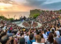 Wisatawan mancanegara saat menyaksikan Tari Kecak di Pura Uluwatu, Badung, Bali. -IST