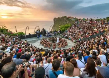 Wisatawan mancanegara saat menyaksikan Tari Kecak di Pura Uluwatu, Badung, Bali. -IST
