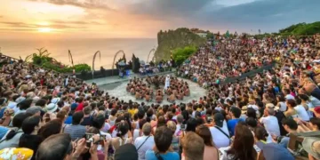 Wisatawan mancanegara saat menyaksikan Tari Kecak di Pura Uluwatu, Badung, Bali. -IST