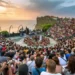 Wisatawan mancanegara saat menyaksikan Tari Kecak di Pura Uluwatu, Badung, Bali. -IST