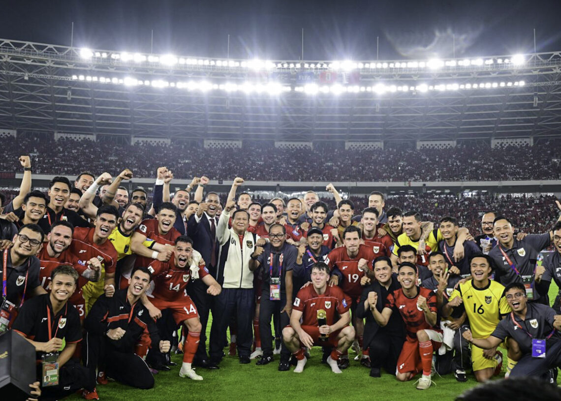 Presiden Prabowo Subianto berfoto bersama para pemain usai menang atas Bahrain. -BPMI Setpres