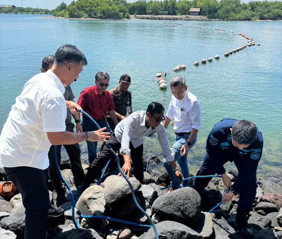 Proses pelepasan pelampung pembatas laut di Serangan. -Balitopik.com