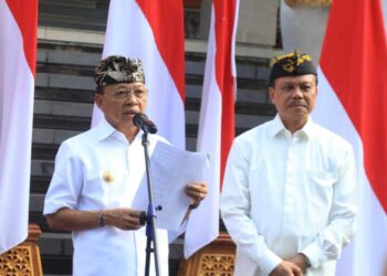 Wayan Koster didampingi Sekda Bali Dewa Made Indra saat terbitkan SE Nomor 6 Tahun 2025. -Balitopik.com