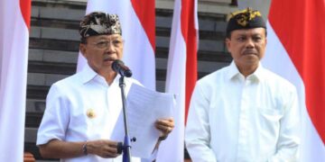Wayan Koster didampingi Sekda Bali Dewa Made Indra saat terbitkan SE Nomor 6 Tahun 2025. -Balitopik.com