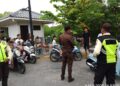 Foto: Warga Serangan yang diduga sedang diinterogasi petugas PT BTID. -IST