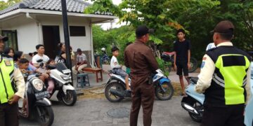 Foto: Warga Serangan yang diduga sedang diinterogasi petugas PT BTID. -IST