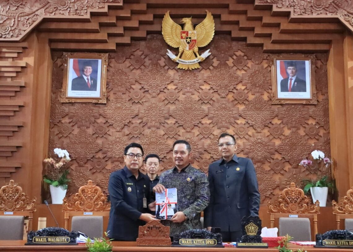 Wakil Wali Kota Denpasar I Kadek Agus Arya Wibawa (kiri) dan Wakil Ketua DPRD Denpasar Made Oka Cahyadi Wiguna memegang LKPJ Tahun 2024. -Balitopik.com
