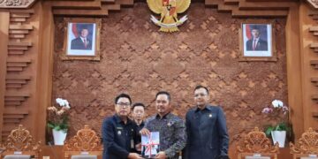 Wakil Wali Kota Denpasar I Kadek Agus Arya Wibawa (kiri) dan Wakil Ketua DPRD Denpasar Made Oka Cahyadi Wiguna memegang LKPJ Tahun 2024. -Balitopik.com