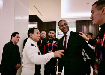 Presiden Prabowo saat mengunjungi timnas Indonesia sesaat sebelum bertanding melawan Bahrain. -BPMI Setpres