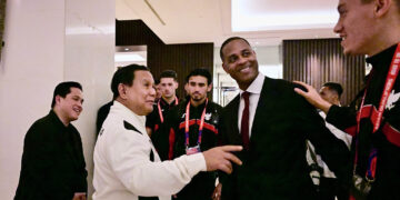 Presiden Prabowo saat mengunjungi timnas Indonesia sesaat sebelum bertanding melawan Bahrain. -BPMI Setpres