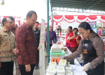 Wakil Bupati Badung, Bagus Alit Sucipta saat meninjau UMKM di Pasar Murah Kabupaten Badung. -Humas Badung