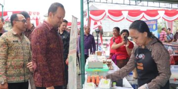 Wakil Bupati Badung, Bagus Alit Sucipta saat meninjau UMKM di Pasar Murah Kabupaten Badung. -Humas Badung