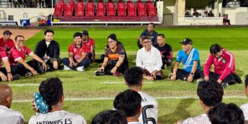 Wali Kota Denpasar, Jaya Negara dan Wakil Gubernur Bali, Giri Prasta bersama Tim Perseden usai pertandingan. -Humas/Dps