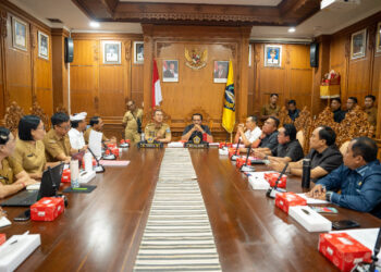 Sekda Badung Ida Bagus Surya Suamba saat pimpin rapat koordinasi strategis bersama Ketua DPRD Kabupaten Badung, I Gusti Anom Gumanti. -IST