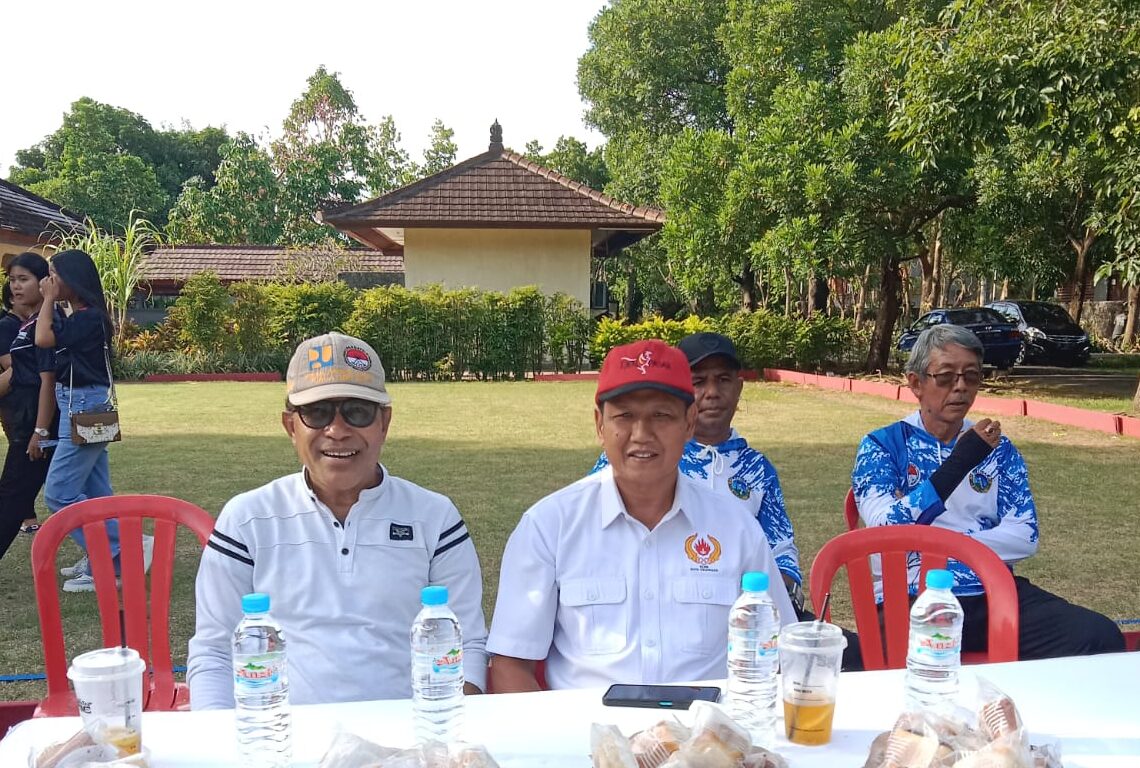 Ketua Pergatsi Denpasar, Agus Dei (kiri) bersama Sekretaris Umum KONI Kota Denpasar Made Darmiyasa. -IST