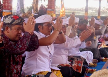 Wakil Gubernur Bali, I Nyoman Giri Prasta (kedua dari kiri) dalam acara karya di Bangli. -IST