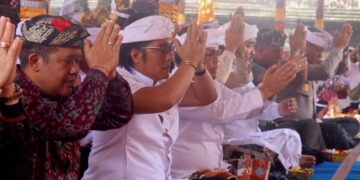 Wakil Gubernur Bali, I Nyoman Giri Prasta (kedua dari kiri) dalam acara karya di Bangli. -IST